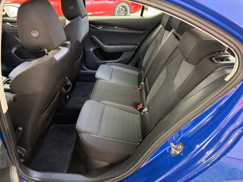 Skoda Octavia 2021 Sininen