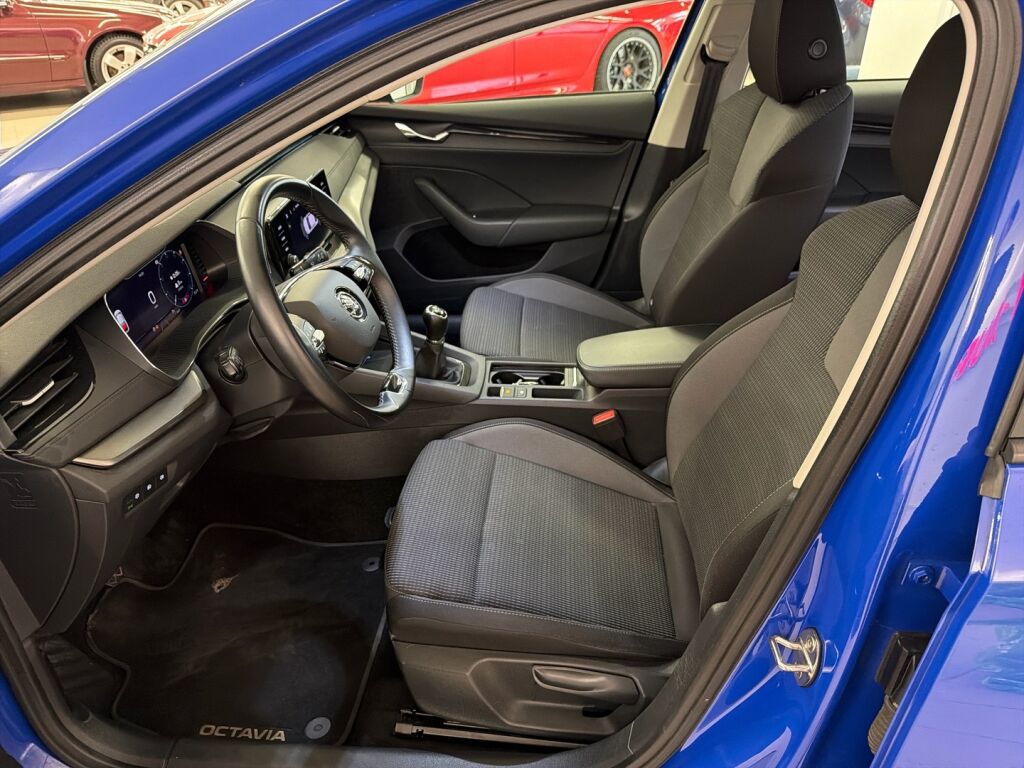 Skoda Octavia 2021 Sininen