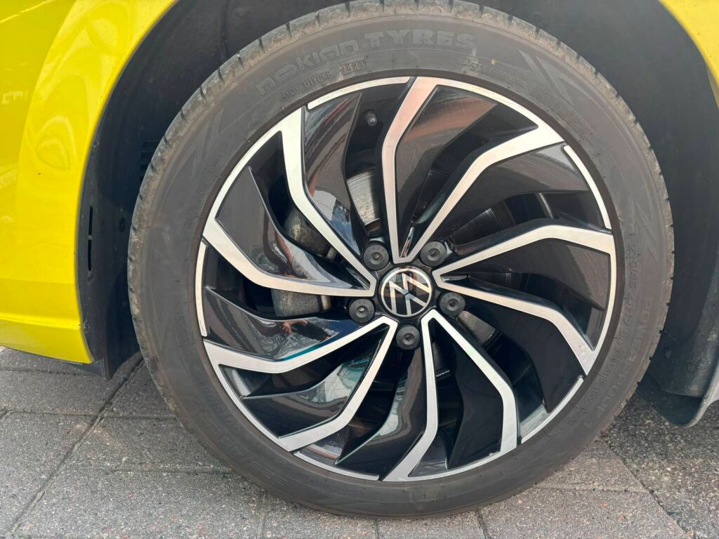Volkswagen Golf 2020 Keltainen