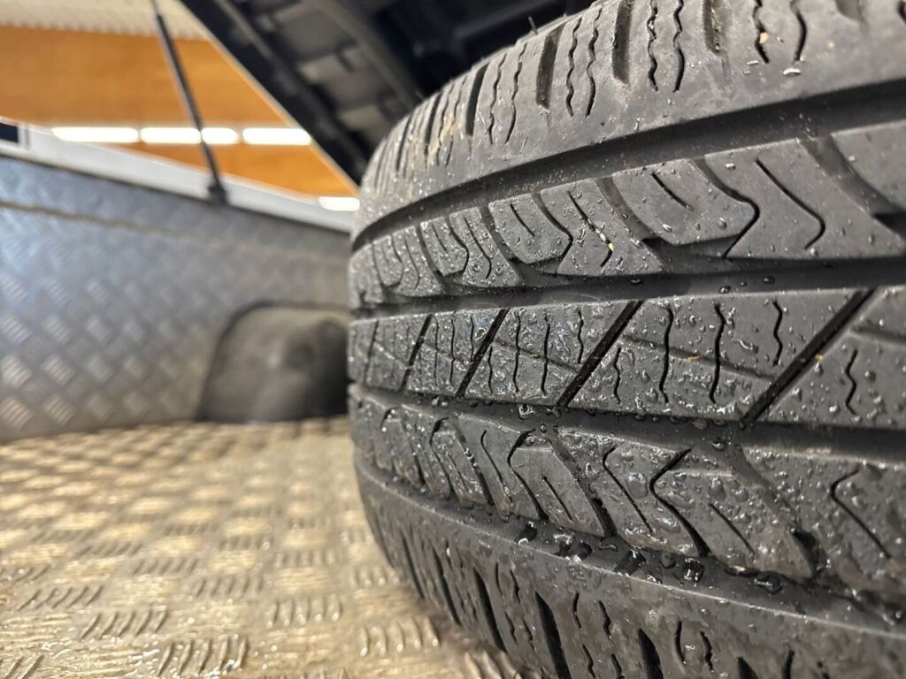 Toyota Hilux 2012 Valkoinen