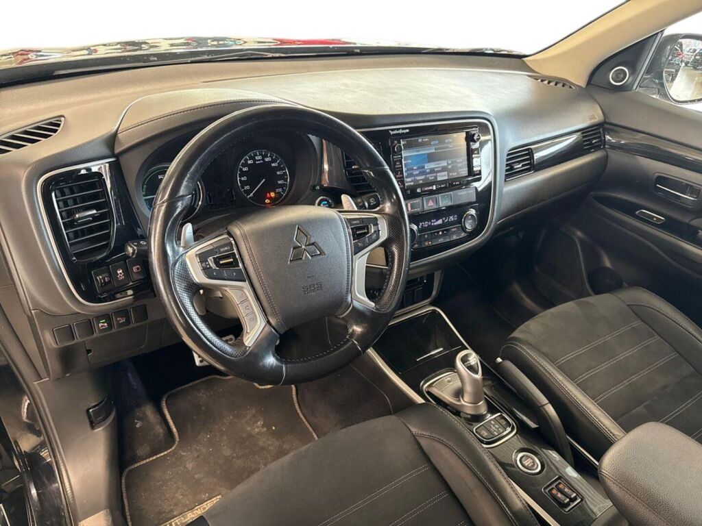 Mitsubishi Outlander PHEV 2016 Musta