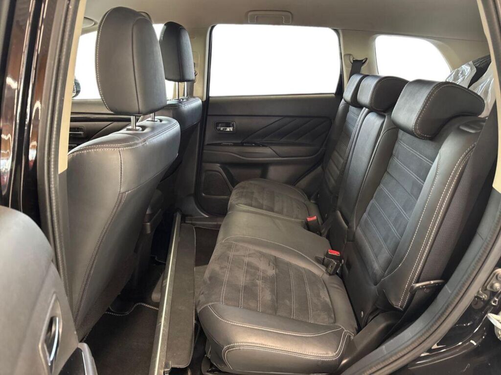 Mitsubishi Outlander PHEV 2016 Musta