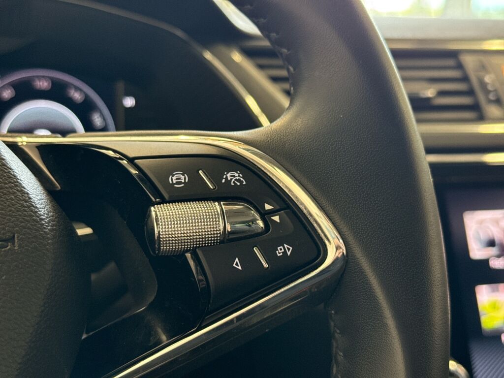 Skoda Superb 2021 Musta