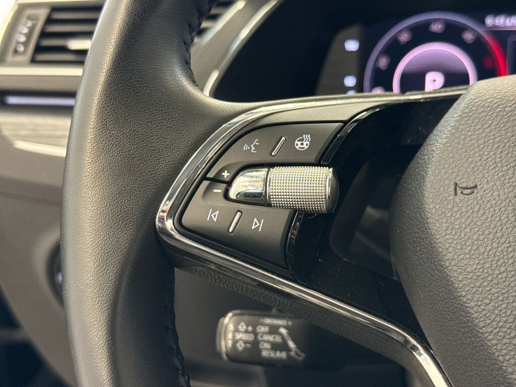 Skoda Superb 2021 Musta