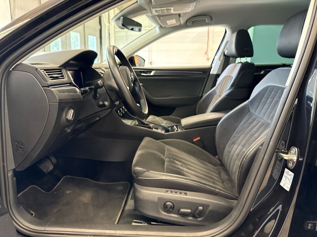 Skoda Superb 2021 Musta
