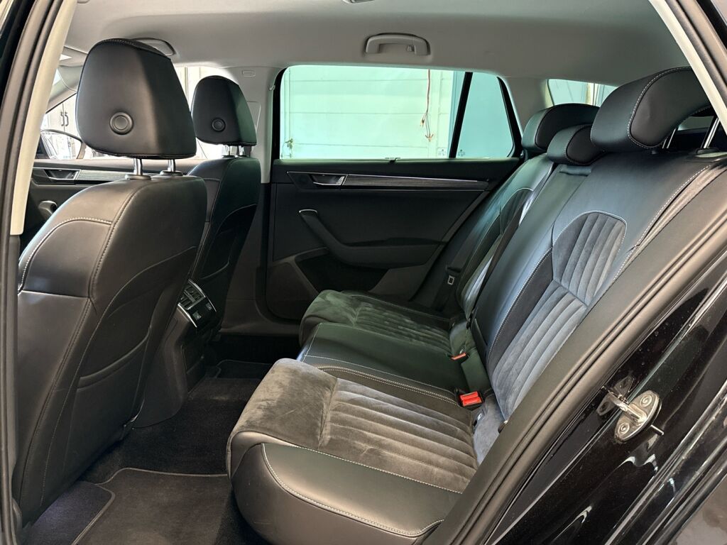 Skoda Superb 2021 Musta