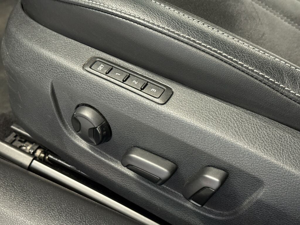 Skoda Superb 2021 Musta