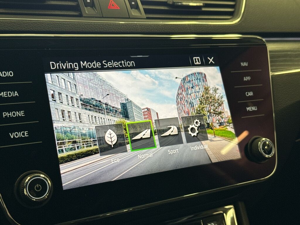 Skoda Superb 2021 Musta