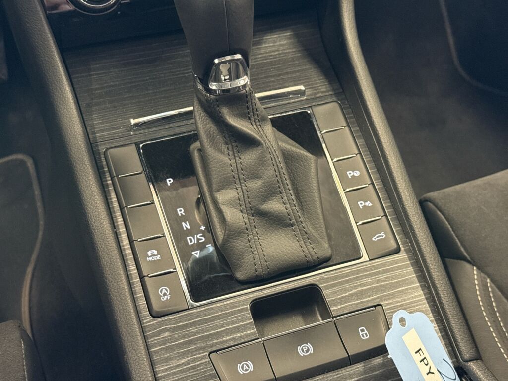 Skoda Superb 2021 Musta