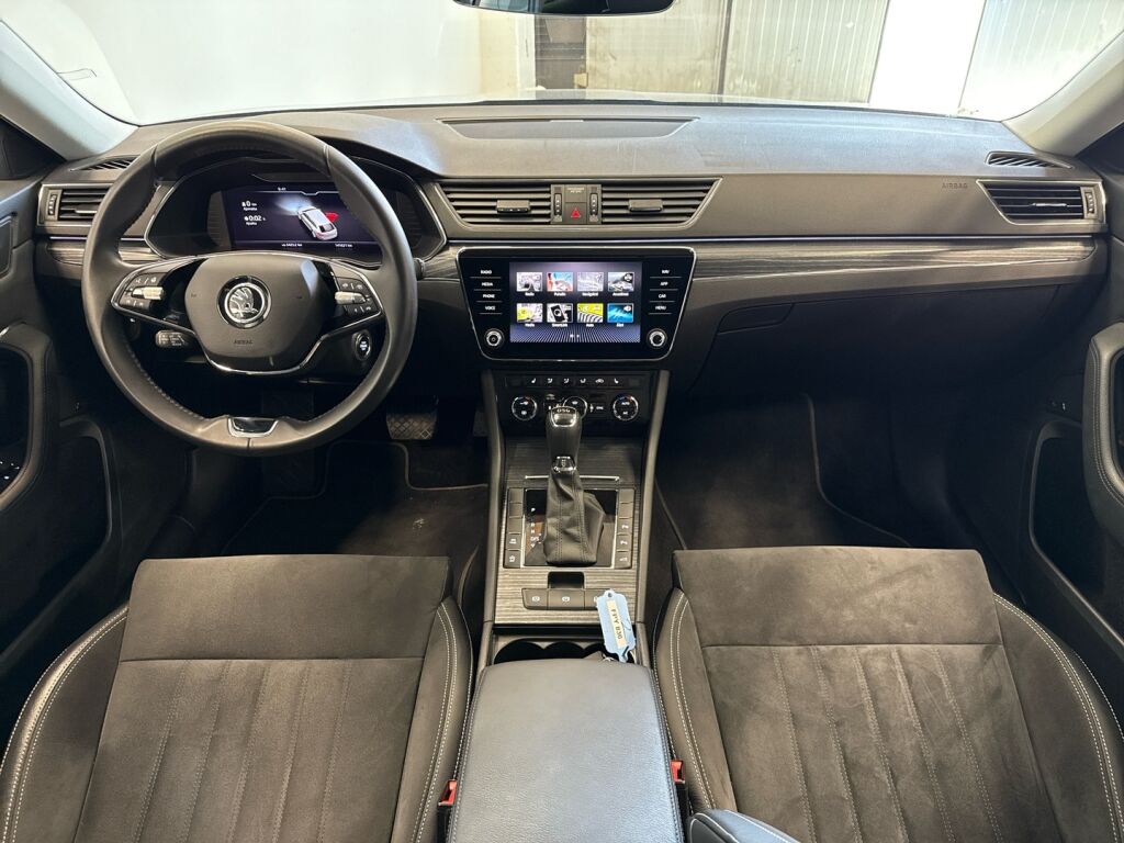 Skoda Superb 2021 Musta