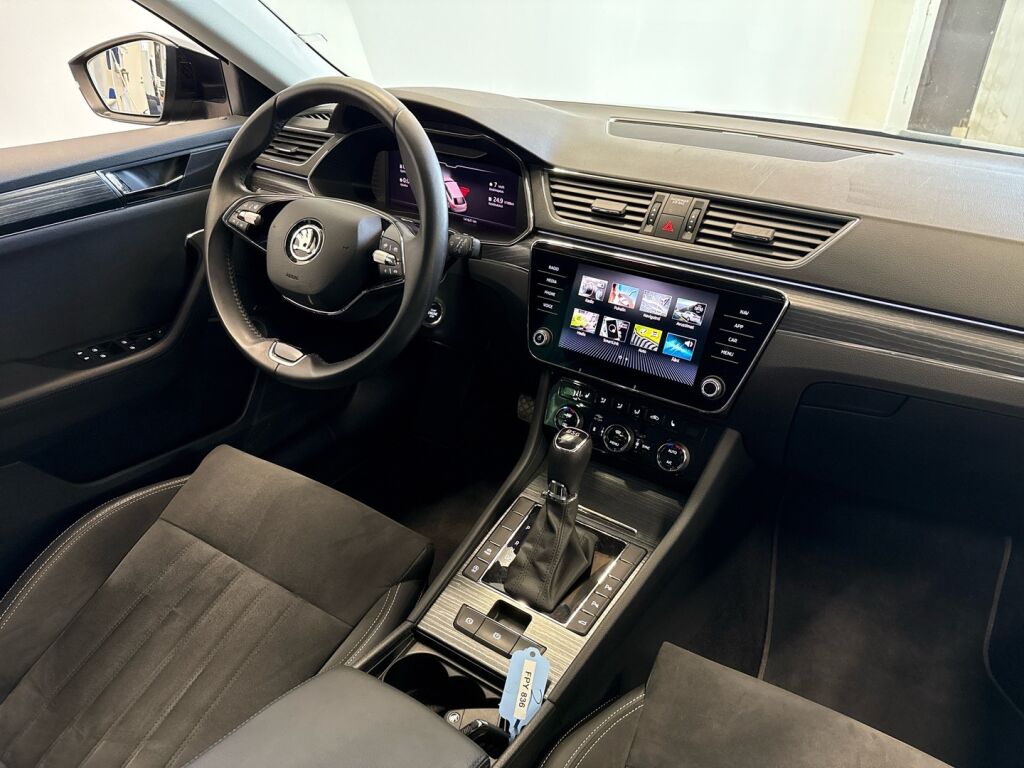 Skoda Superb 2021 Musta
