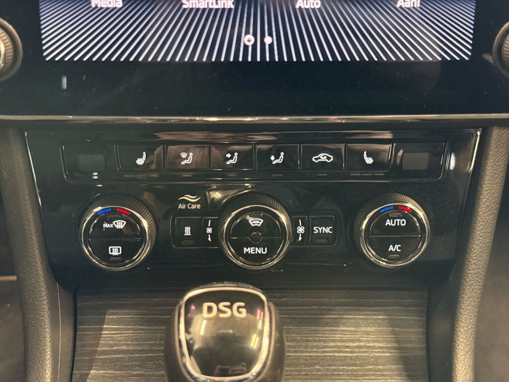 Skoda Superb 2021 Musta