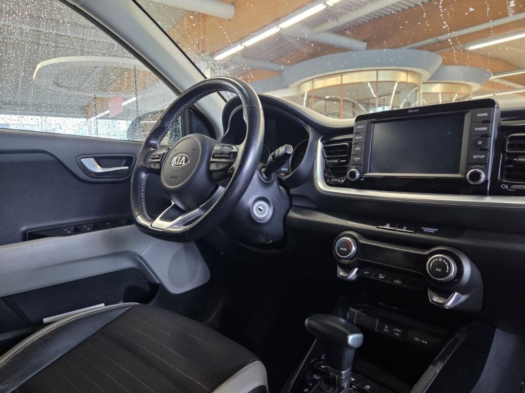 Kia Stonic 2020 Musta