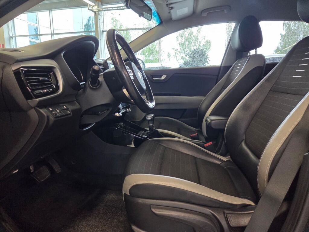 Kia Stonic 2020 Musta