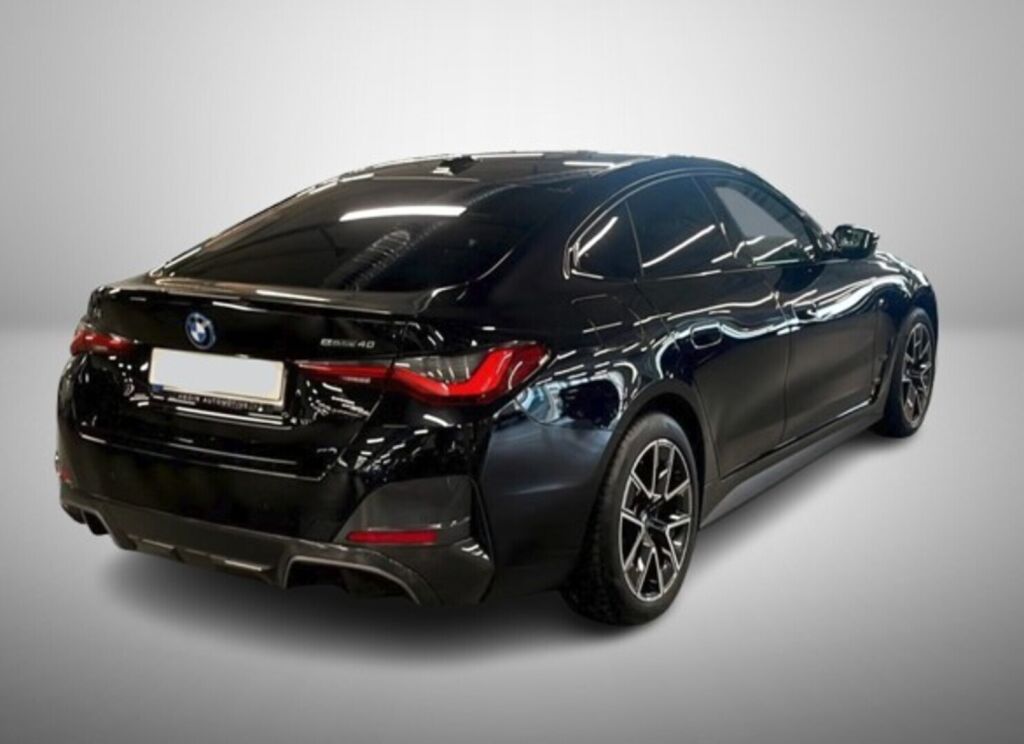 BMW i4 2024 Musta (Black Sapphire Metallic)