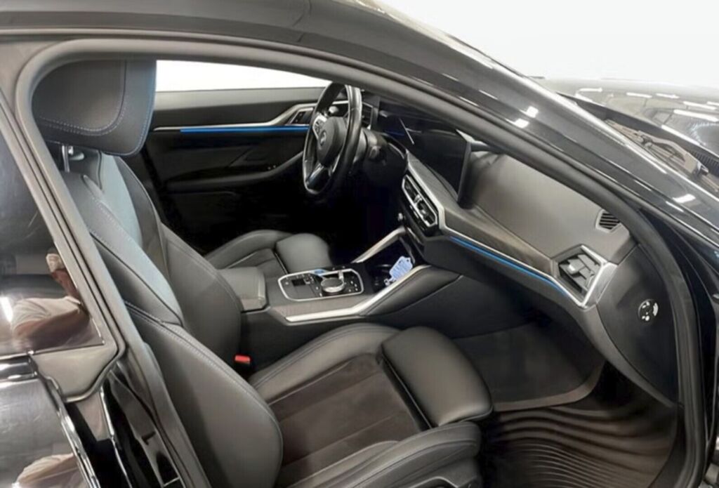 BMW i4 2024 Musta (Black Sapphire Metallic)