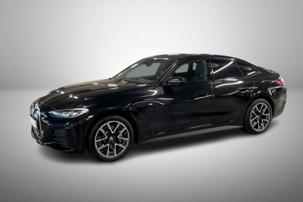 BMW i4 2024 Musta (Black Sapphire Metallic)