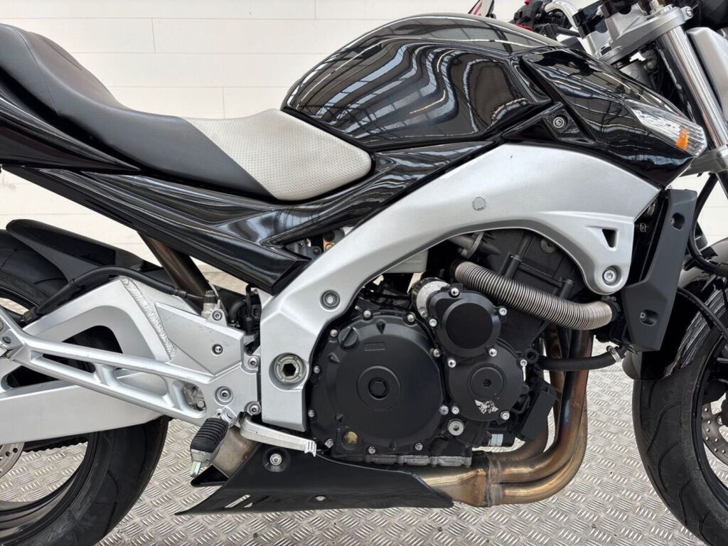 Suzuki GSR 2006 