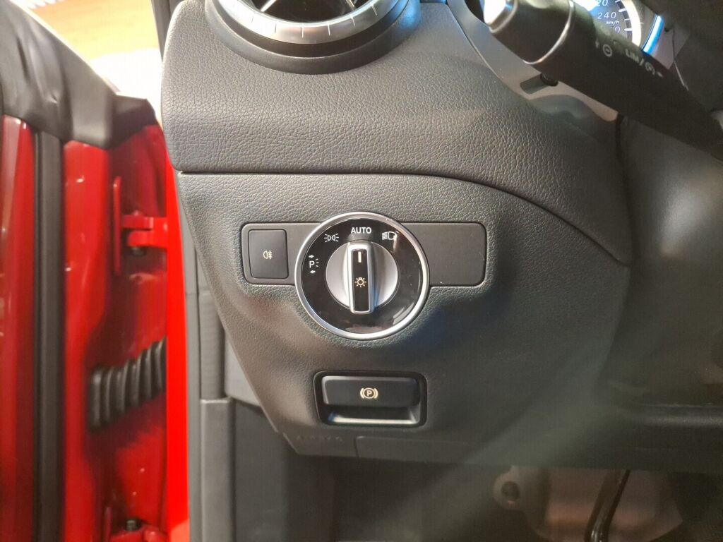 Mercedes-Benz CLA 2016 Punainen