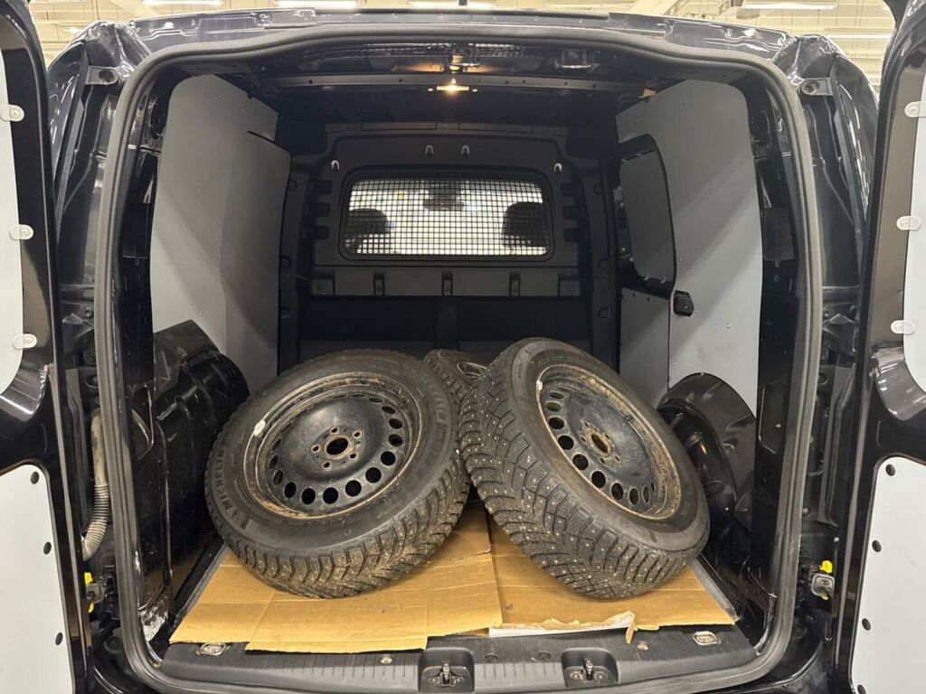 Volkswagen Caddy 2021 Musta