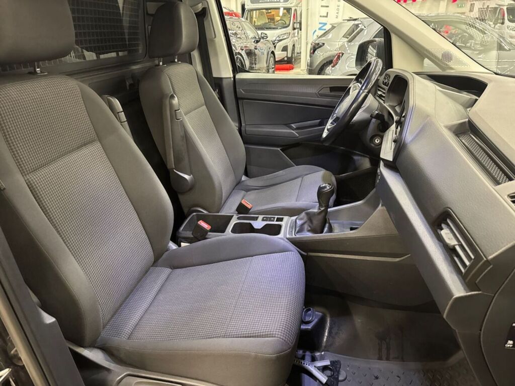 Volkswagen Caddy 2021 Musta