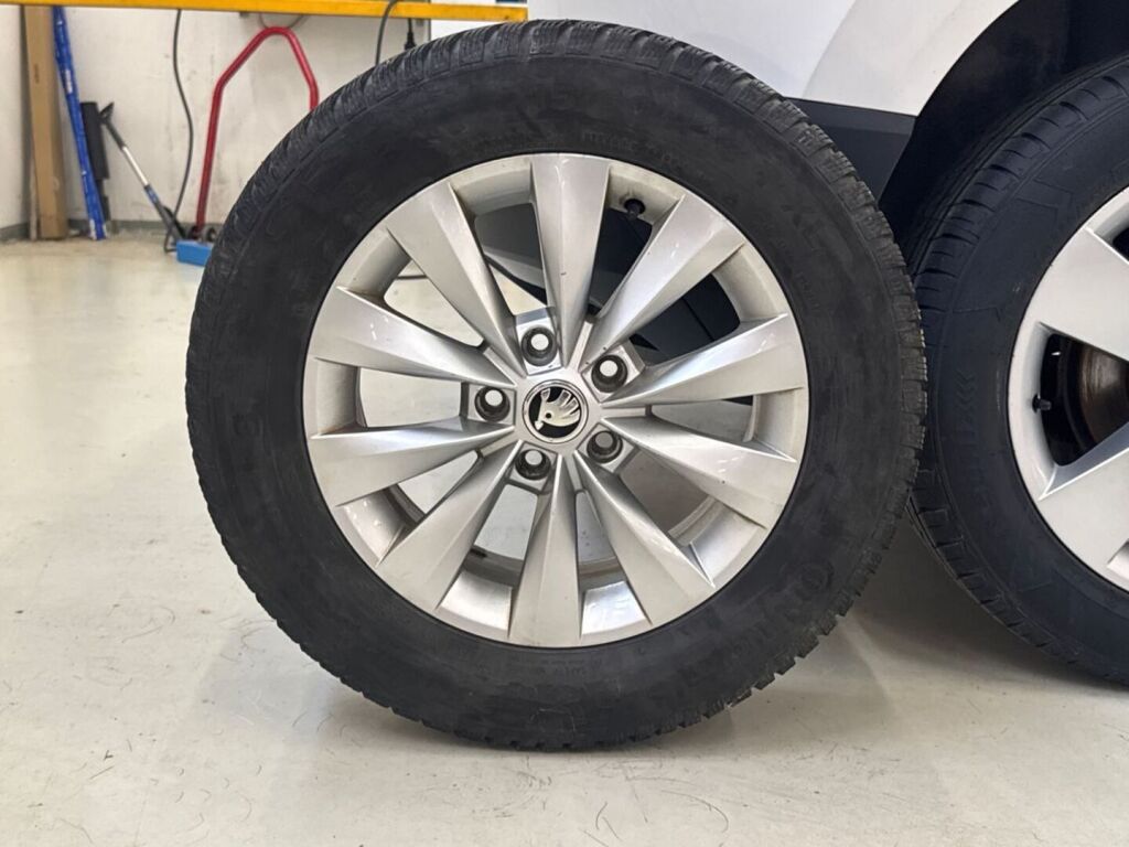 Skoda Karoq 2021 Valkoinen