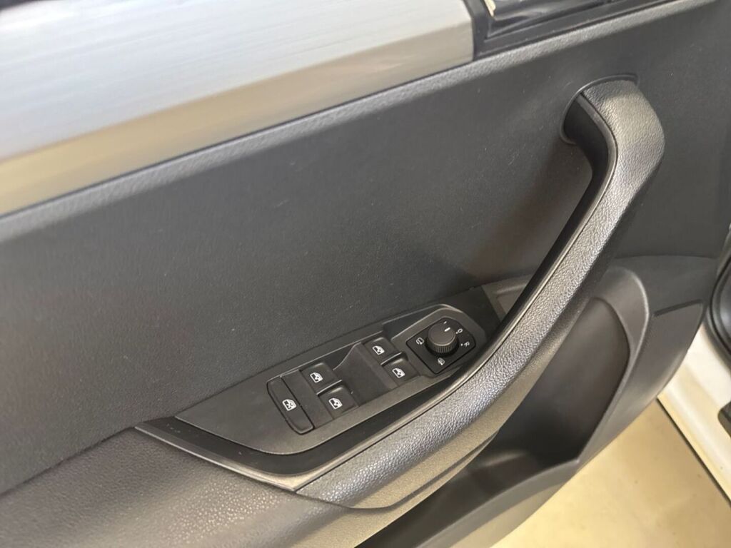 Skoda Karoq 2021 Valkoinen
