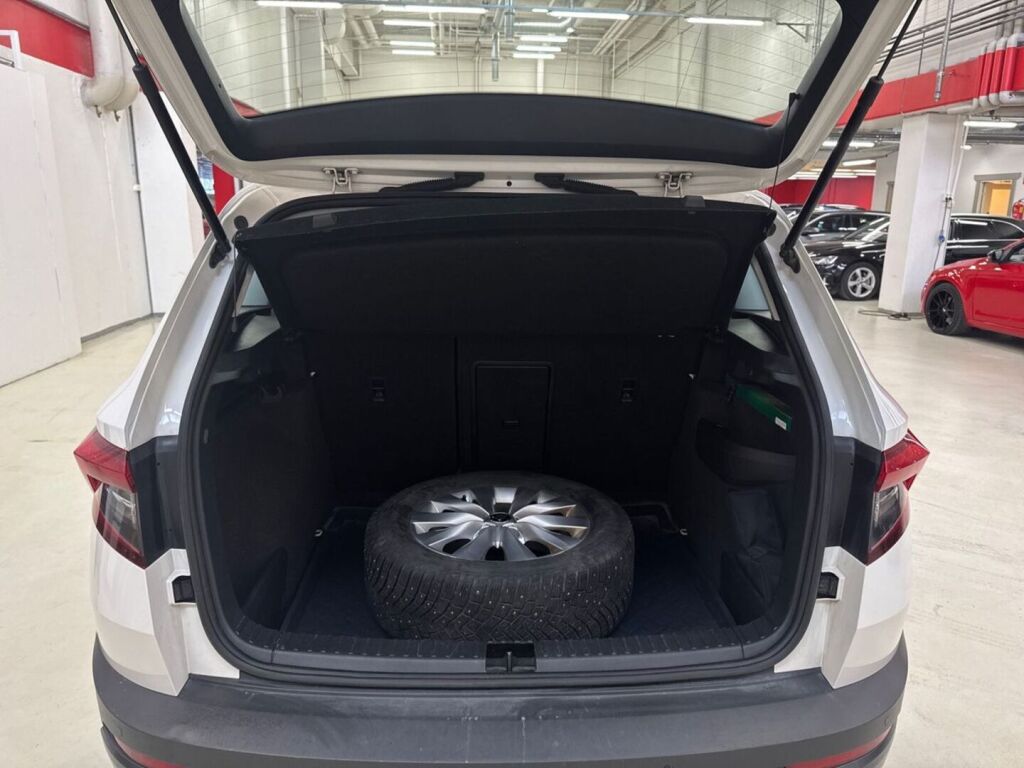 Skoda Karoq 2021 Valkoinen