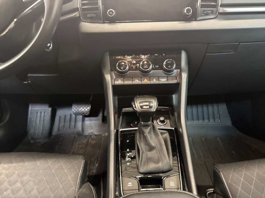 Skoda Karoq 2021 Valkoinen