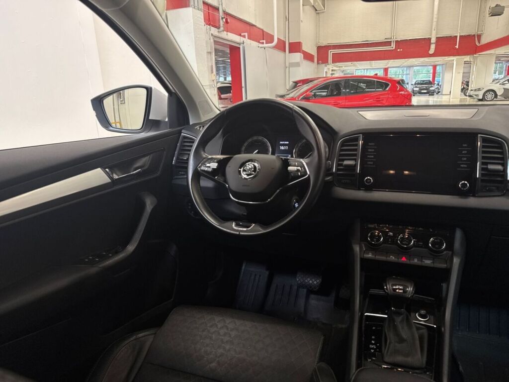 Skoda Karoq 2021 Valkoinen
