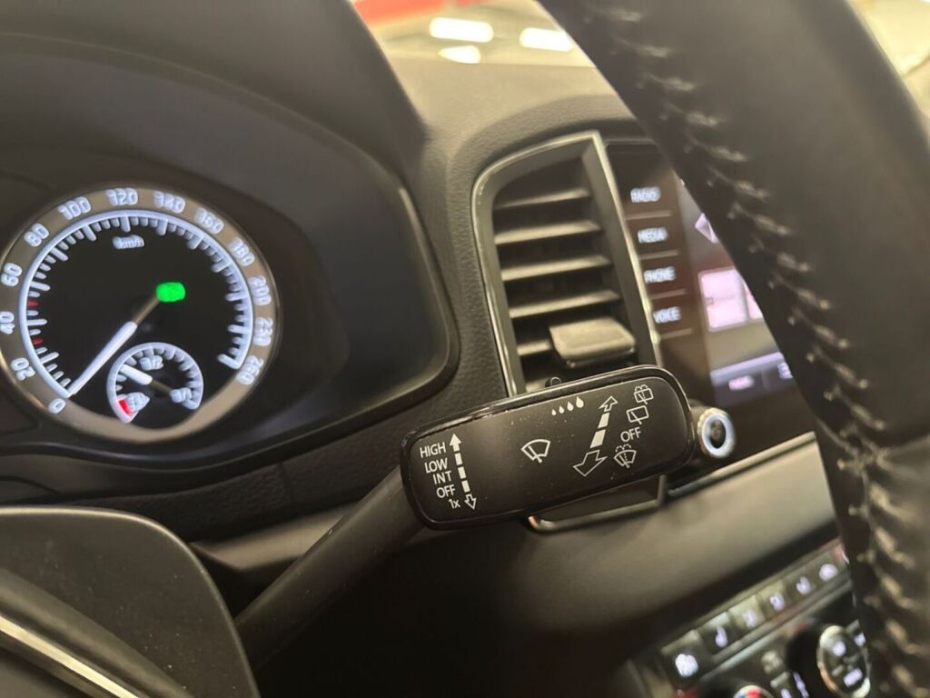 Skoda Karoq 2021 Valkoinen