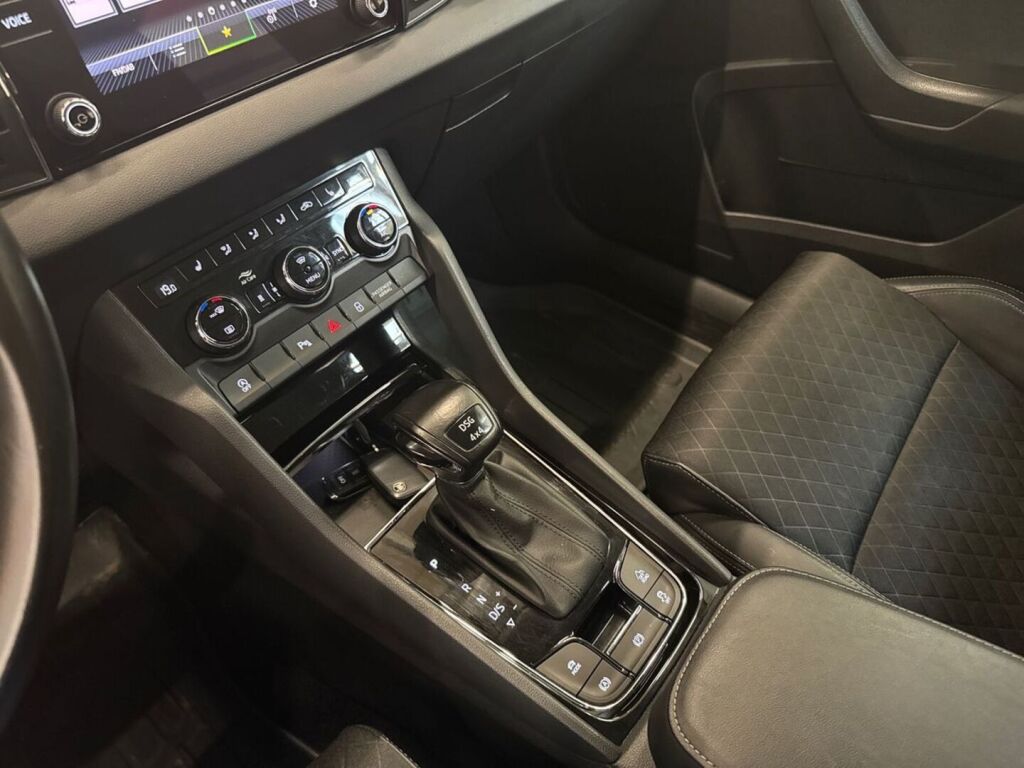 Skoda Karoq 2021 Valkoinen