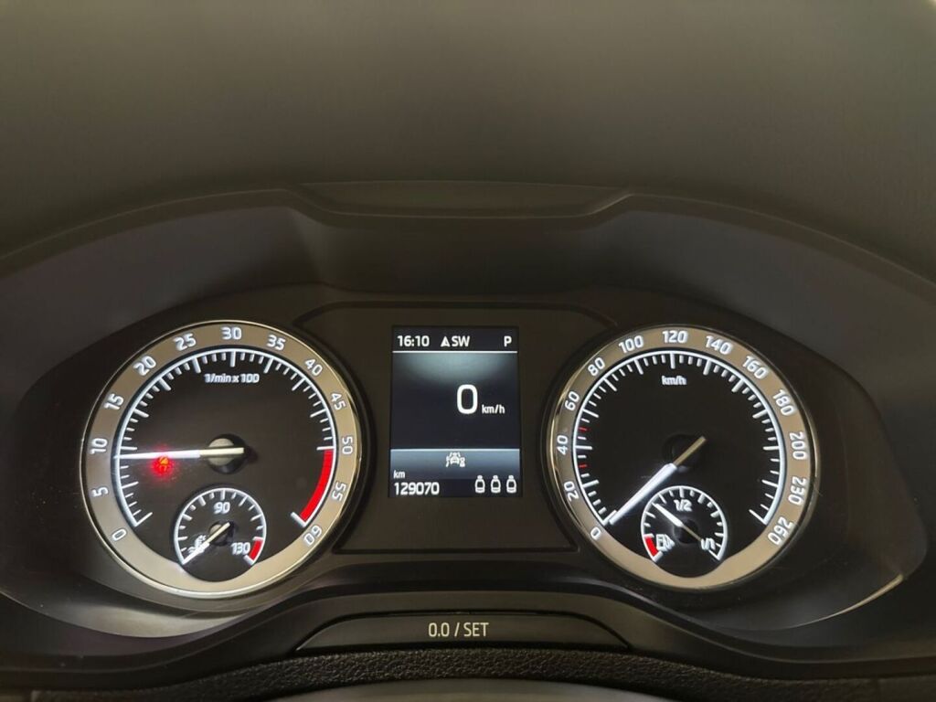 Skoda Karoq 2021 Valkoinen