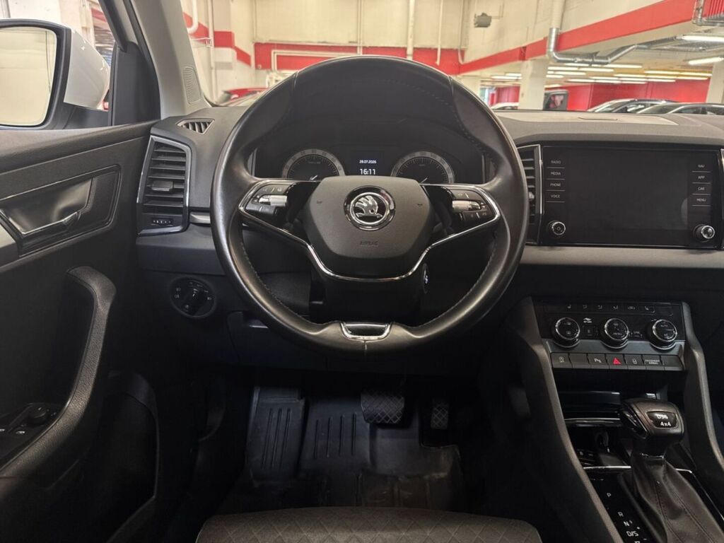 Skoda Karoq 2021 Valkoinen