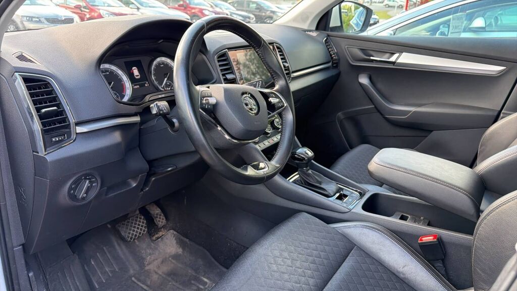Skoda Karoq 2021 Valkoinen