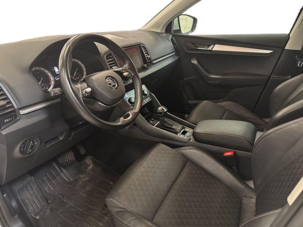 Skoda Karoq 2021 Valkoinen