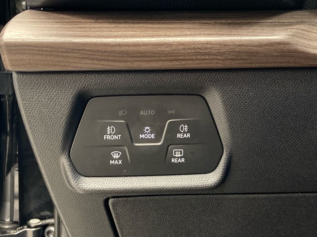 Seat Leon Sportstourer 2021 Musta