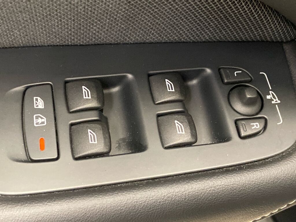 Volvo XC60 2021 Musta