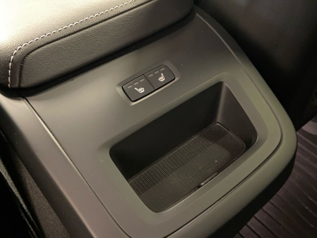 Volvo XC60 2021 Musta