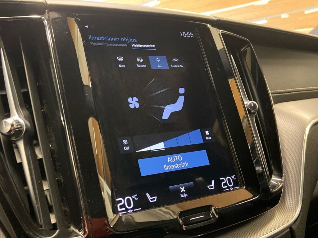 Volvo XC60 2021 Musta