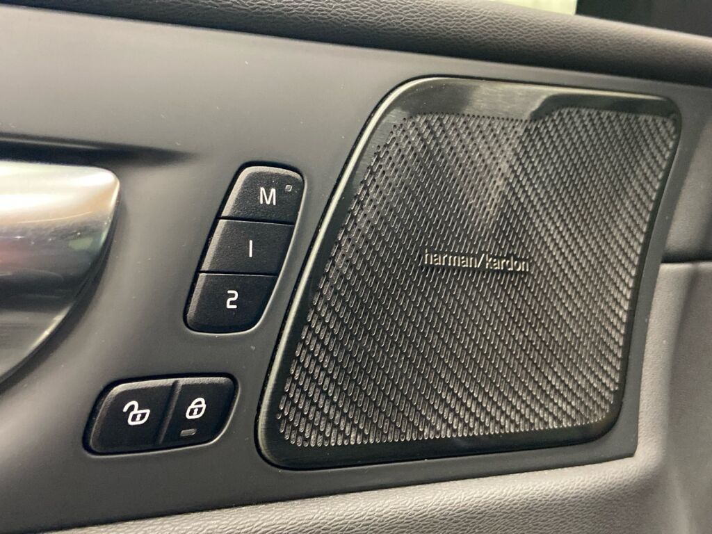 Volvo XC60 2021 Musta