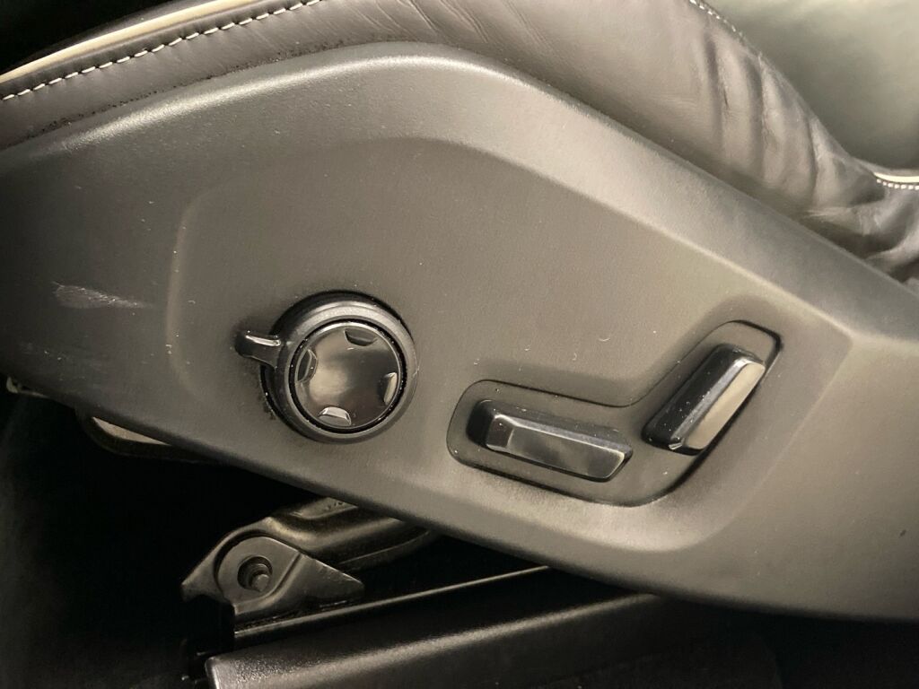 Volvo XC60 2021 Musta