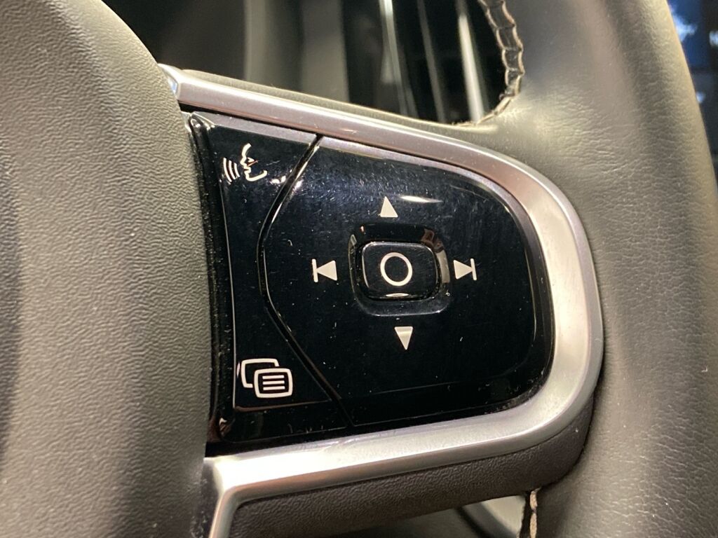 Volvo XC60 2021 Musta