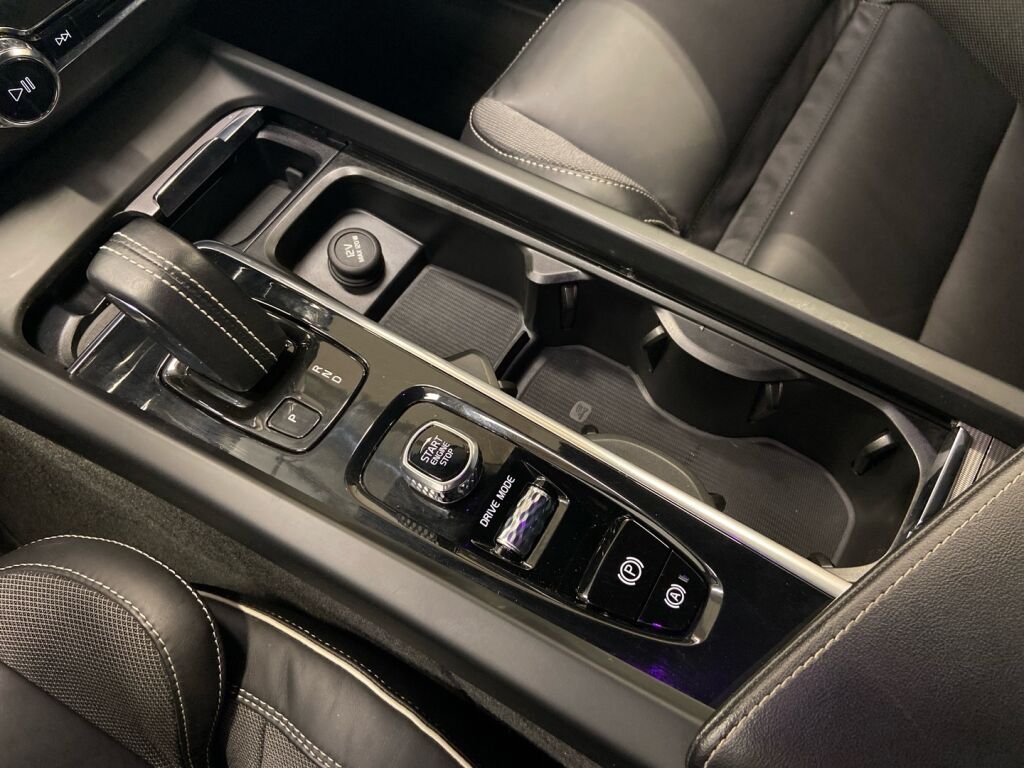 Volvo XC60 2021 Musta