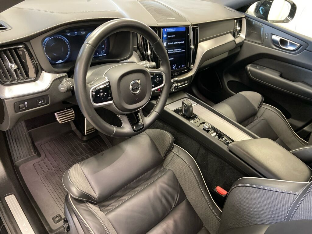 Volvo XC60 2021 Musta