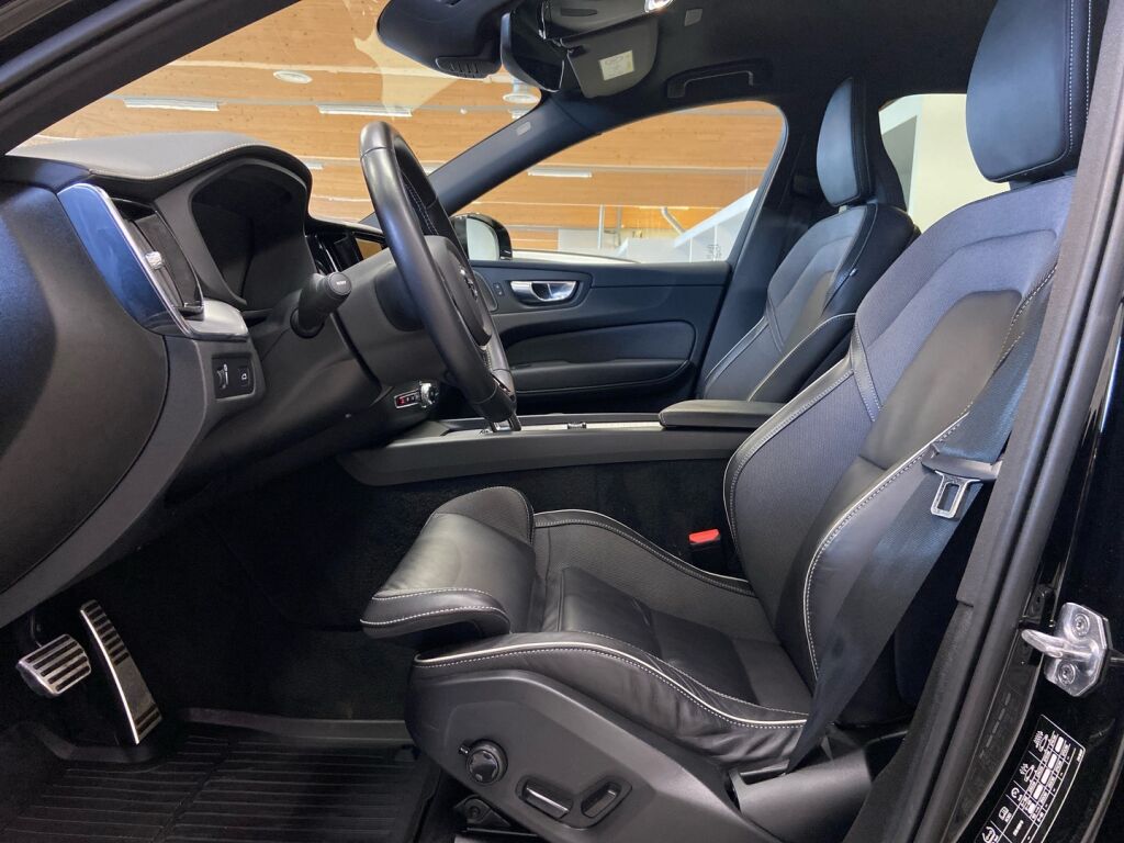 Volvo XC60 2021 Musta