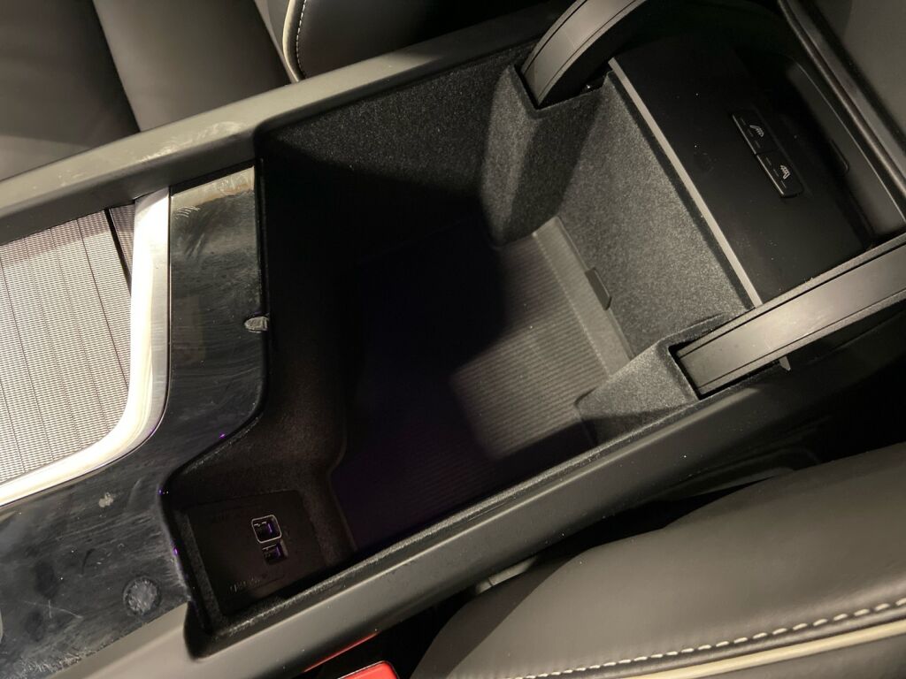 Volvo XC60 2021 Musta