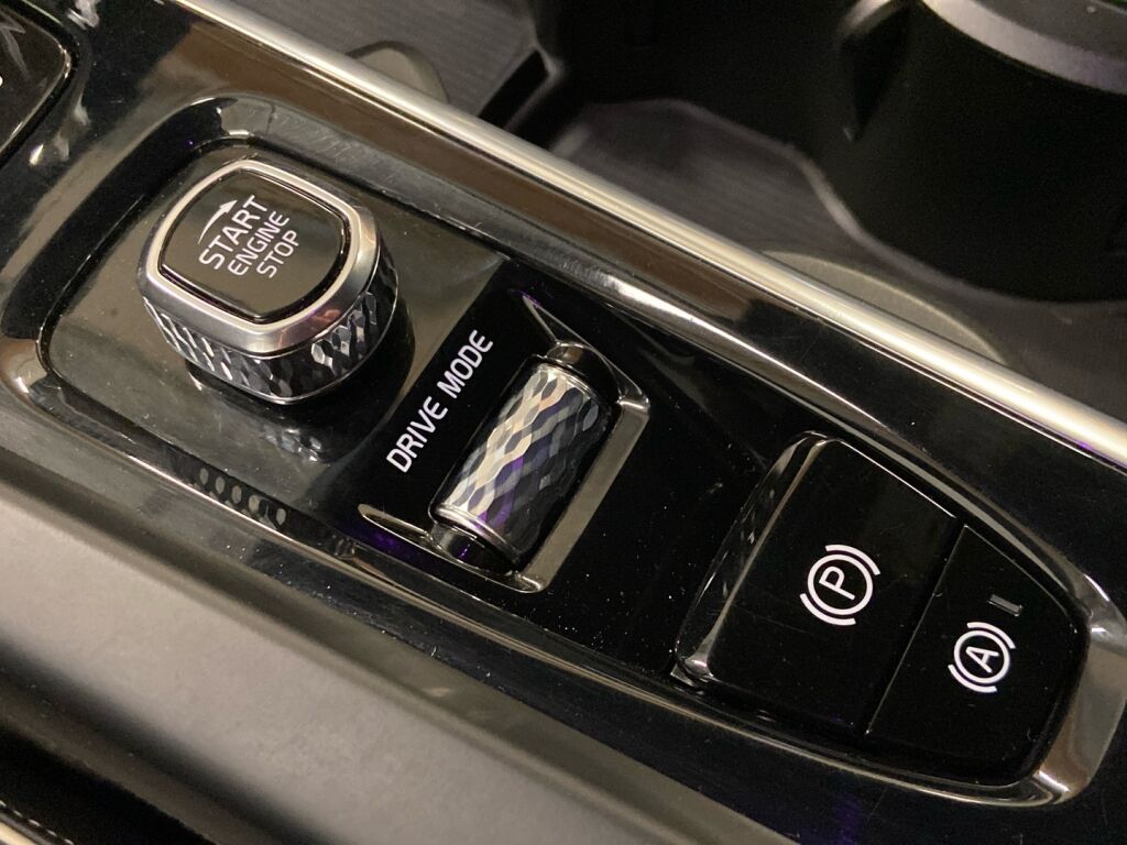 Volvo XC60 2021 Musta