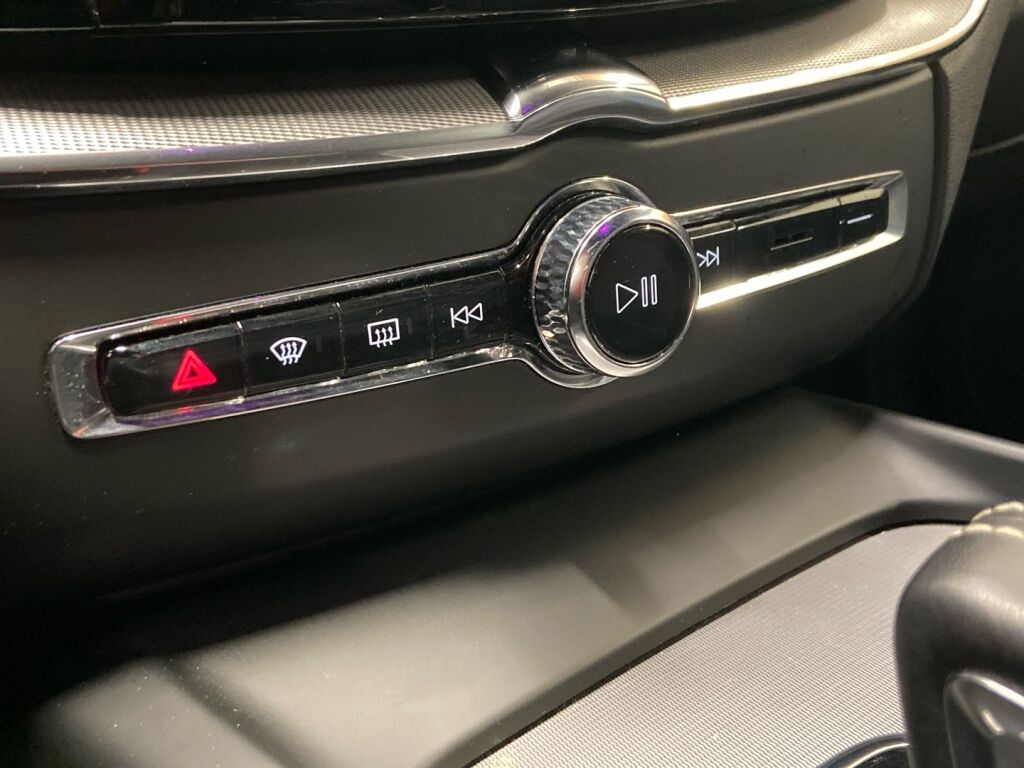 Volvo XC60 2021 Musta