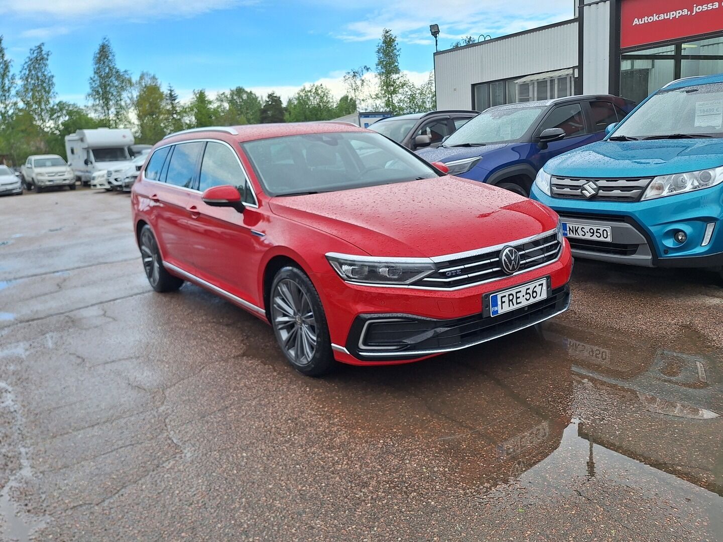 Punainen Volkswagen Passat